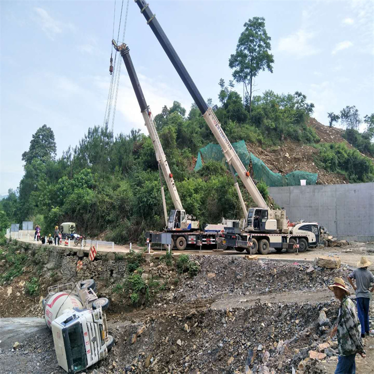 炉霍汽车掉沟里叫吊车救援要多少钱